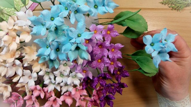 Несколько идей из маленьких цветочков из фоамирана своими руками. Делать очень просто.