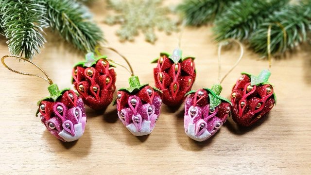 Ёлочные игрушки своими руками из фоамирана. Новогодние игрушки, клубнички своими руками.