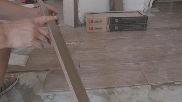 Строительные хитрости при укладки кривой плитки под Ламинат #new #diy #ремонт