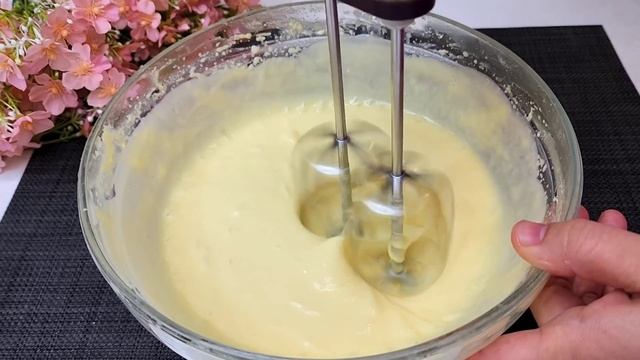 Бисквитный  торт с кремом из 
   сгущенки с маслом.