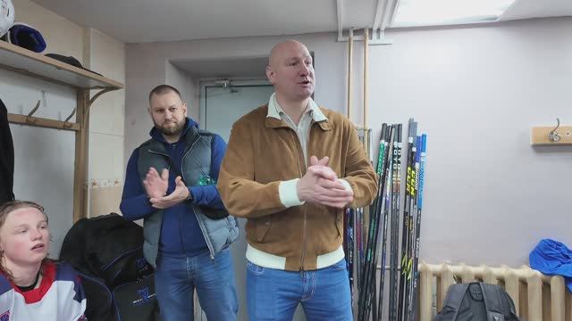 Победная раздевалка юниорской команды «Буран» после матча с «Ястребами»