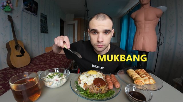 МУКБАНГ ЯИЧНИЦА / СОСИСКИ ЖАРЕНЫЕ / ГРЕЧКА / СЛОЙКА С КАРТОШКОЙ/ САЛАТ/ ПЕЧЕНЬЕ / MUKBANG ИТИНГ АСМР
