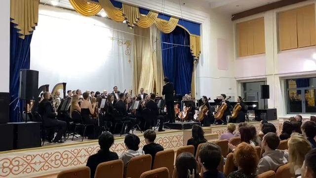 Финальные аплодисменты на концерте "История с оркестром. Фантастическая симфония. Берлиоз"