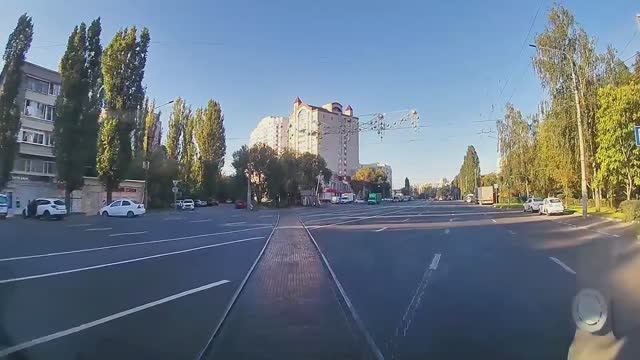 Тепловоз сходит с рельс после переезда, чудом никого не зацепил!