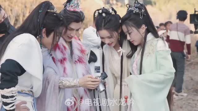 Закадровые съемки дорамы "Песня водяного дракона". Ло Лео фотографирует актеров