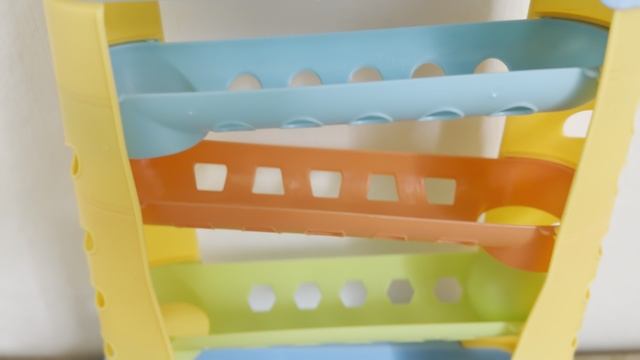 Настя Лайк и шарики в лабиринте приключения