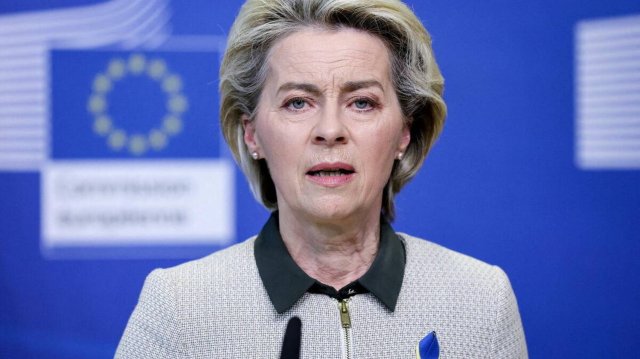 Фон дер Ляйен попала в новый скандал с перепиской. Что она обсуждала с Макроном?