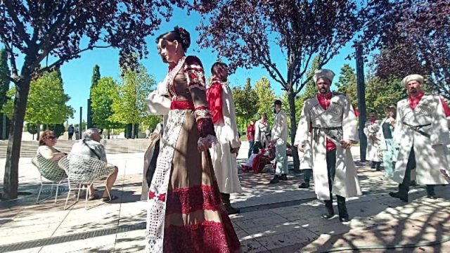 Парк Галицкого. Ух, ты! Играй, гармонь. Попала на съемку передачи! Кубанский Казачий Хор.