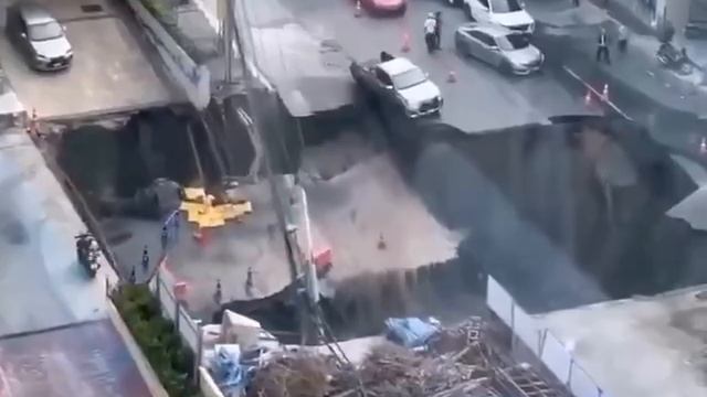В Бангкоке часть оживлённой улицы внезапно провалилась под землю — образовалась огромная воронка…