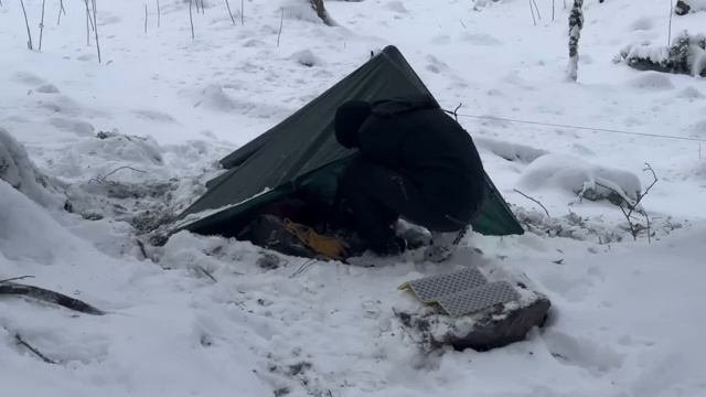 Попавший в смертельную снежную бурю при температуре -30°C | Экстремальное зимнее выживание и укрытие