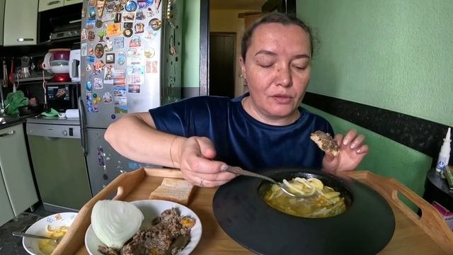 Мукбанг с Лизой, куриный суп с домашней лапшой. Домашняя еда.
