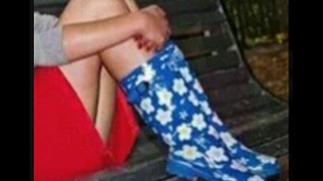 девушки в резиновых сапогах
