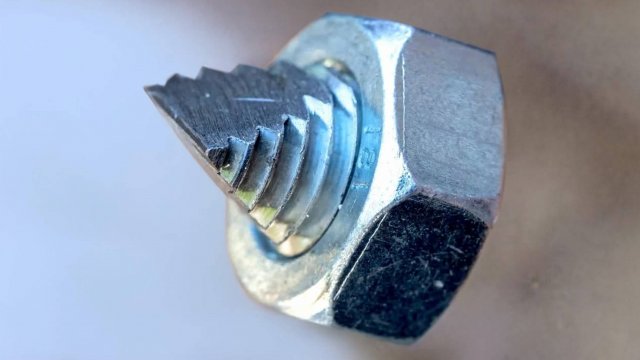 УДИВИТЕЛЬНЫЕ ВЕЩИ из МУСОРА: ограничитель двери, молоток из шпильки, открывалка для банок. 🛠️