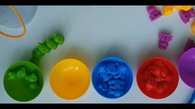 Настя лайк играет в сортер для детей животные