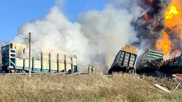 В Смоленской области грузовик столкнулся с товарным поездом