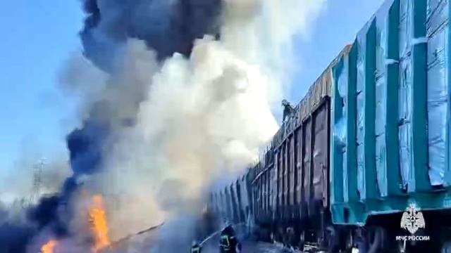 Пожарные тушат вагоны, после столкновения грузовика с товарным поездом в Смоленской области