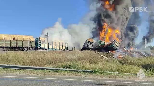 Локомотив и 18 вагонов с бензином сошли с рельсов в Смоленской области