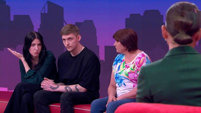 Палено в голову, разбитая бровь: героиня "Мужского/Женского" о проблемах с матерью и детдоме