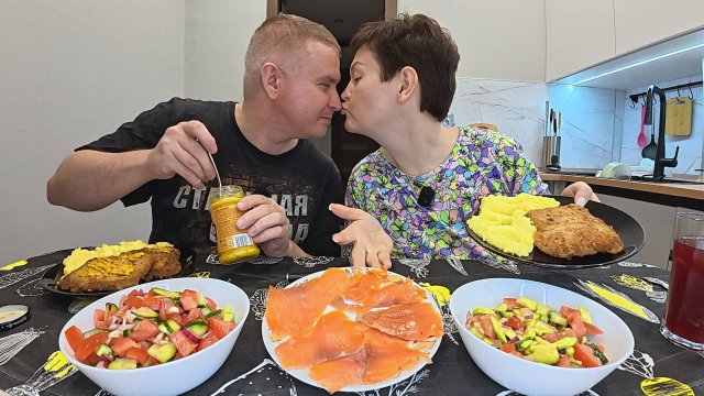Мукбанг БОЛЬШИЕ девочки дочки-матери) Наследственная ПОЛНОТА, кому ДАВО ПОРА худеть! Семейный ужин