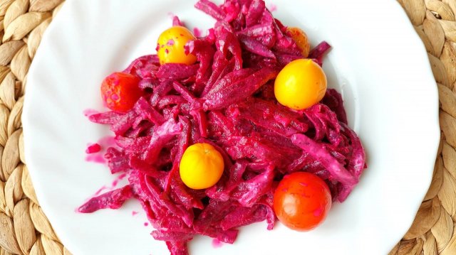 Свекольный салат с помидорами черри. Пикантный на вкус, яркий на вид.
