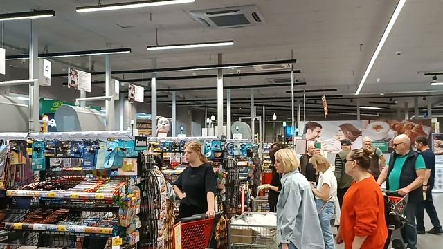 Бардак  на кассах в магазине Евроспар