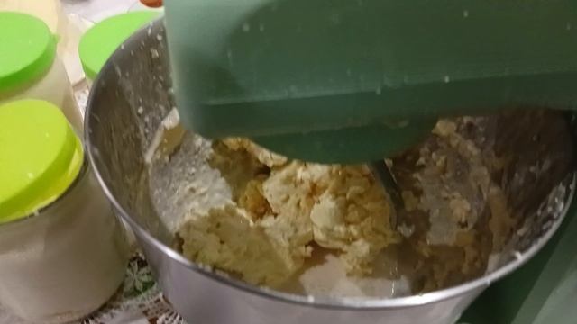 Делаем масло из деревенской сметаны.