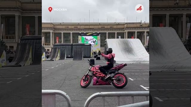 Рёв моторов на Садовом и Xzibit в «Лужниках»: в Москве закрыли мотосезон и провели «Уличный драйв»