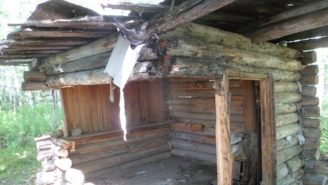 Избушки рыбаков и охотников приходят в упадок.