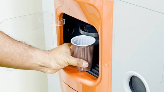 Капучино с привкусом плесени и тараканов: чем опасно кофе из автомата