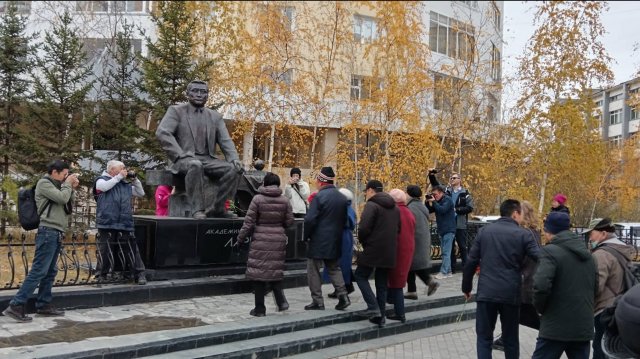 27 сентября - День государственности Якутии: возложение цветов к памятнику В.П. Ларионова