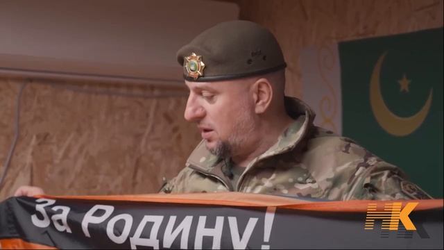 Активисты НОД вручили генералу ВС РФ Апти Алаудинову флаг национально-освободительной борьбы.