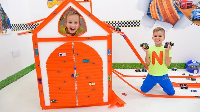 Дети играют с игрушечными машинками и сбегают от тираннозавра! Видео от Влада и Ники!