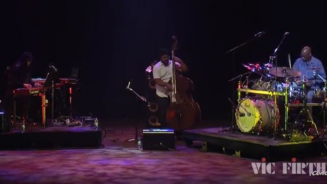 Omar Hakim играет Angry Chair (Alice in Chains) с Trio of Oz | Vic Firth Performance