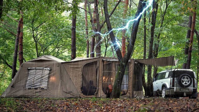 КЕМПИНГ В СИЛЬНЫЙ ДОЖДЬ ⛈️ НОВАЯ НАДУВНАЯ ПАЛАТКА С БАЛКОНОМ