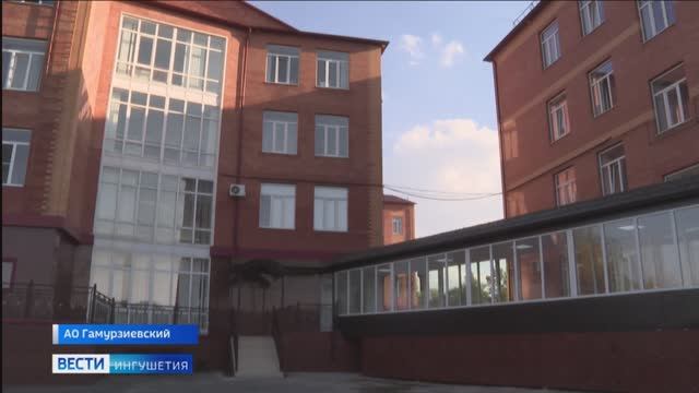 Два корпуса городской больницы Ингушетии соединены витражной конструкцией