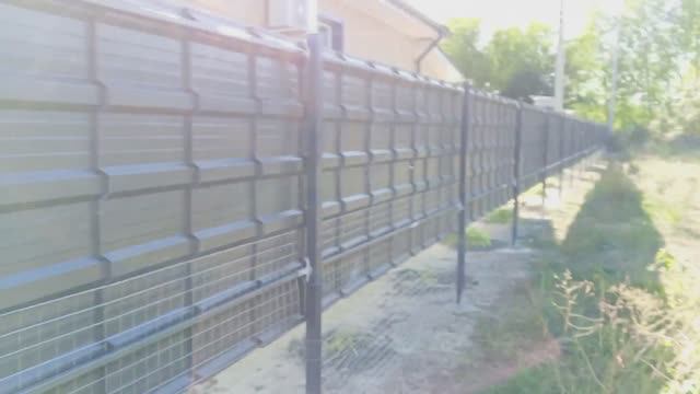 Прикрутили 60 метров кровельных листов к каркасу забора