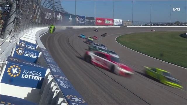 Гонщик NASCAR эпично проехал по стене на скорости 320 км/ч