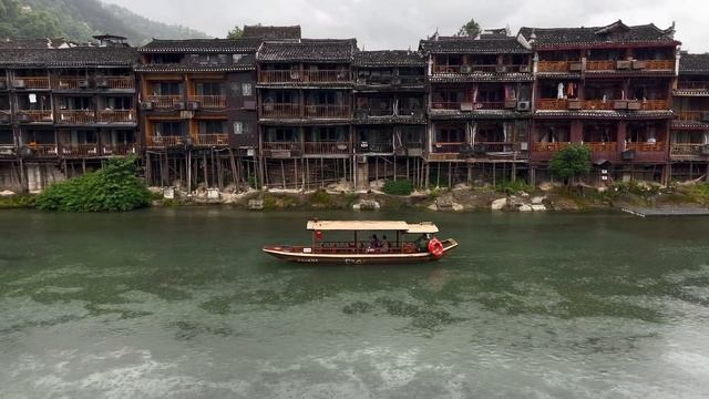 01 Rainy walk in a 1000-year-old Chinese ancient town：Fenghuang County
