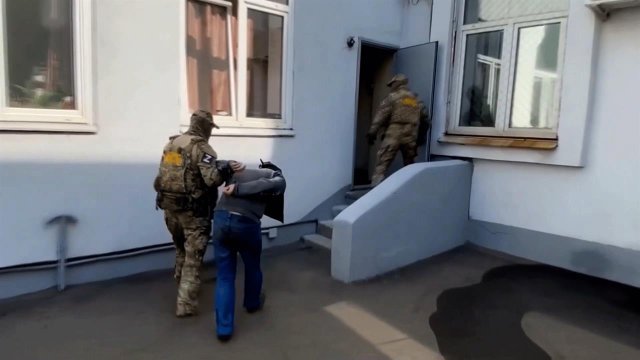 Силовики показали, что обнаружили у подростков-радикалов во время обысков