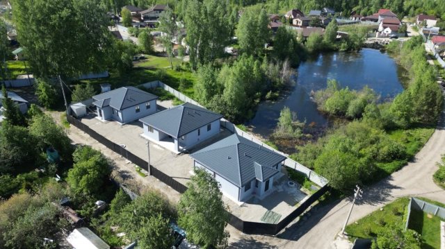 Дом у пруда