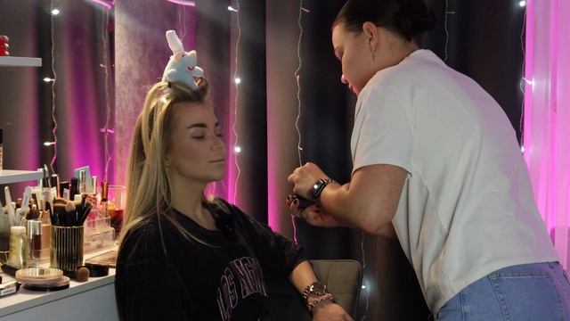 ПОДРУГА ДЕЛАЕТ МНЕ МАКИЯЖ.💄  ЭКСПЕРИМЕНТ №2