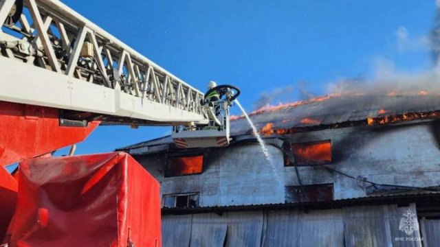 Пожар на заводе в Челябинске локализовали на площади 1,2 тыс. кв. м