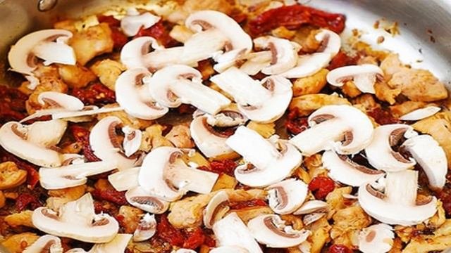 Курица с грибами и перцем