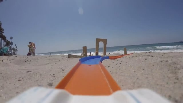 Съезжаем с горки на пляже