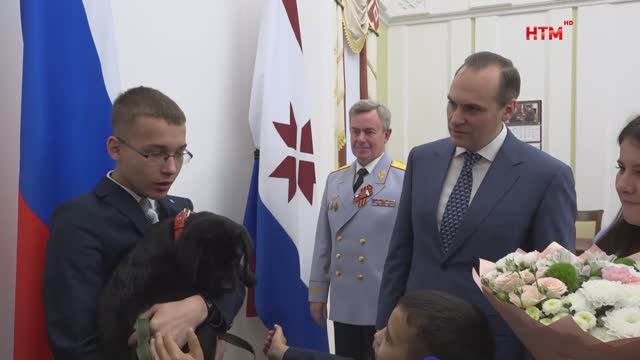 Артём Здунов подарил щенка многодетной семье сотрудника МЧС Александра Бусарова