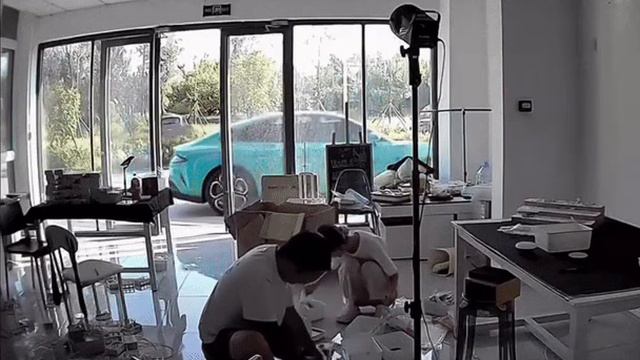 В Китае электрокар Xiaomi SU7 сам завёлся и уехал
