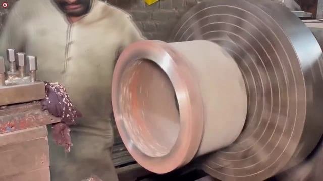 Как отливают большие бронзовые втулки.