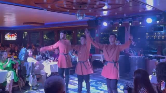 Метание ножей плавно  перетекло в танцы.
