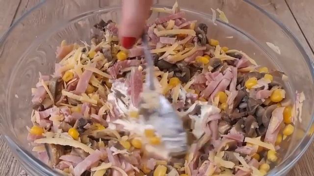 Невероятный салат за 5 минут, в котором ничего варить не надо, все смешал и готово.