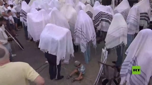 صلاة حاشدة في ساحة الأسرى بتل أبيب قبل المرحلة الأولى من خطة السلام